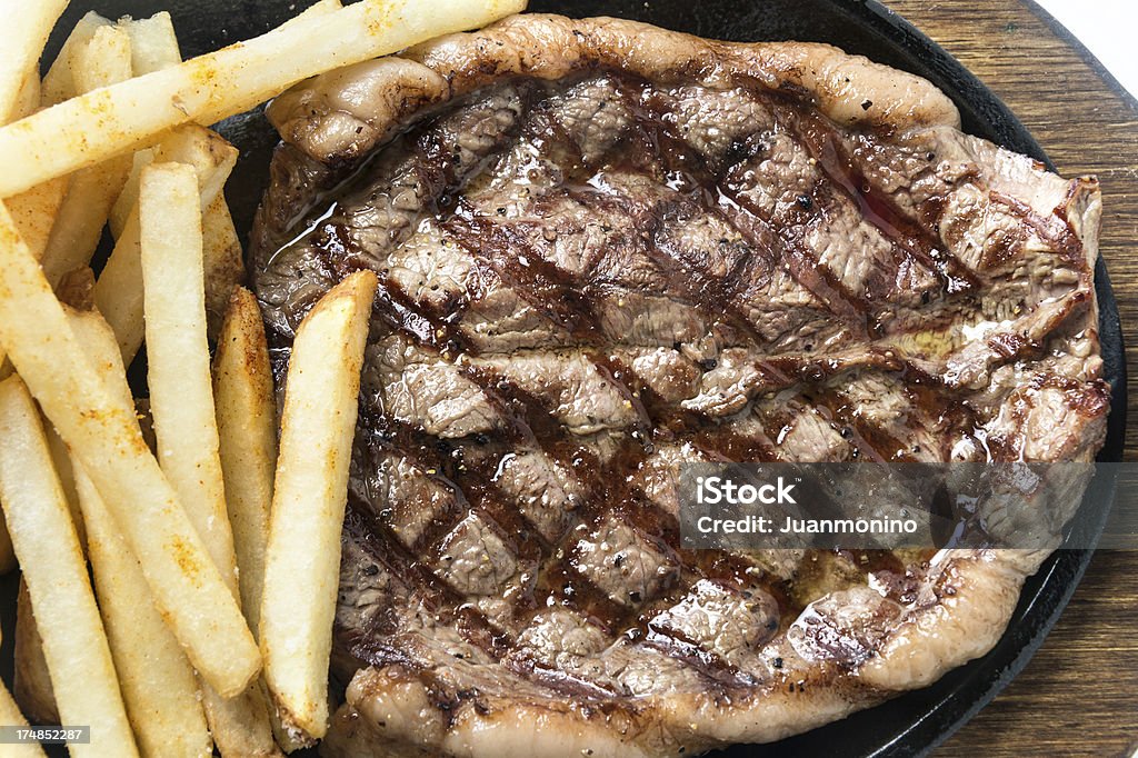 Bife de carne grelhado com Batata Frita - Royalty-free Almoço Foto de stock