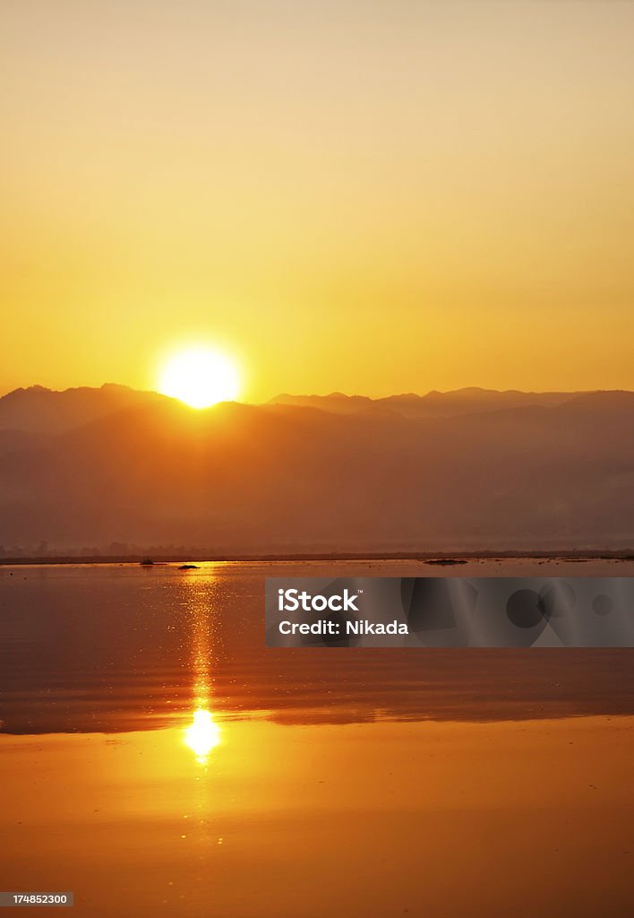 Pôr do sol sobre a água - Royalty-free Amanhecer Foto de stock