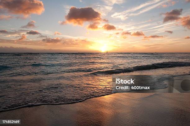 Vivaci Waikiki Tramonto - Fotografie stock e altre immagini di Acqua - Acqua, Ambientazione esterna, Bellezza naturale