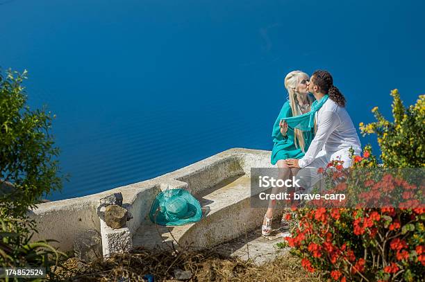 Feliz Pareja Joven Foto de stock y más banco de imágenes de Adulto - Adulto, Adulto joven, Agarrar