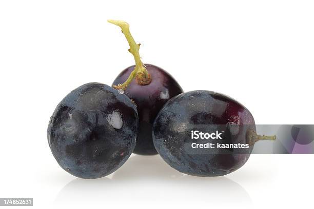 Negro Uvas Foto de stock y más banco de imágenes de Agricultura - Agricultura, Alimento, Azul