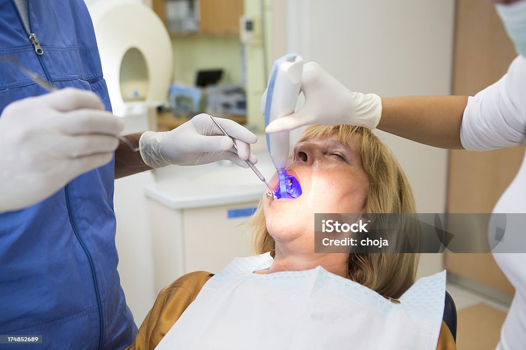 Mittleren Alter Frau im dentist.doctor und Krankenschwester Arbeiten - Lizenzfrei Erwachsene Person Stock-Foto