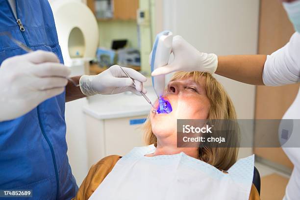 Photo libre de droit de Middle Vieille Femme Au Dentistdoctor Et Infirmière De Travail banque d'images et plus d'images libres de droit de Adulte