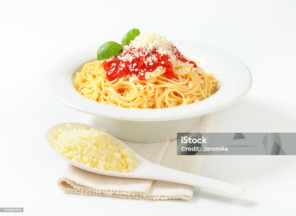 Placa de spaghetti con salsa y queso basil's - Foto de stock de Albahaca libre de derechos