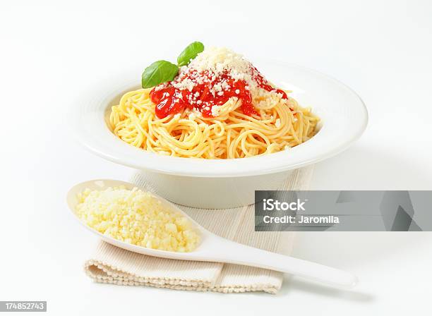 Photo libre de droit de Plat De Spaghetti Avec Sauce Au Basilic Et Fromage banque d'images et plus d'images libres de droit de Aliment - Aliment, Aliment cuit à l'eau, Aliments et boissons