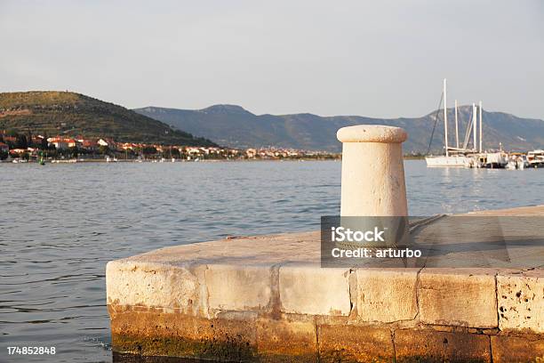 Bollards Y Al Mar Mediterráneo Con Barco De Vela Al Puerto En Croacia Foto de stock y más banco de imágenes de Agua