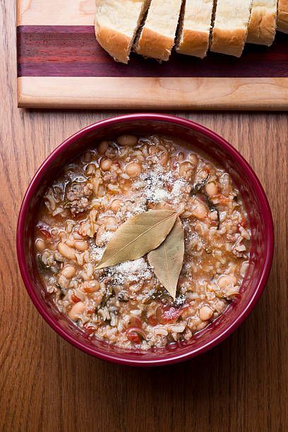 lentilha sopa - cooked vertical high angle view lentil imagens e fotografias de stock