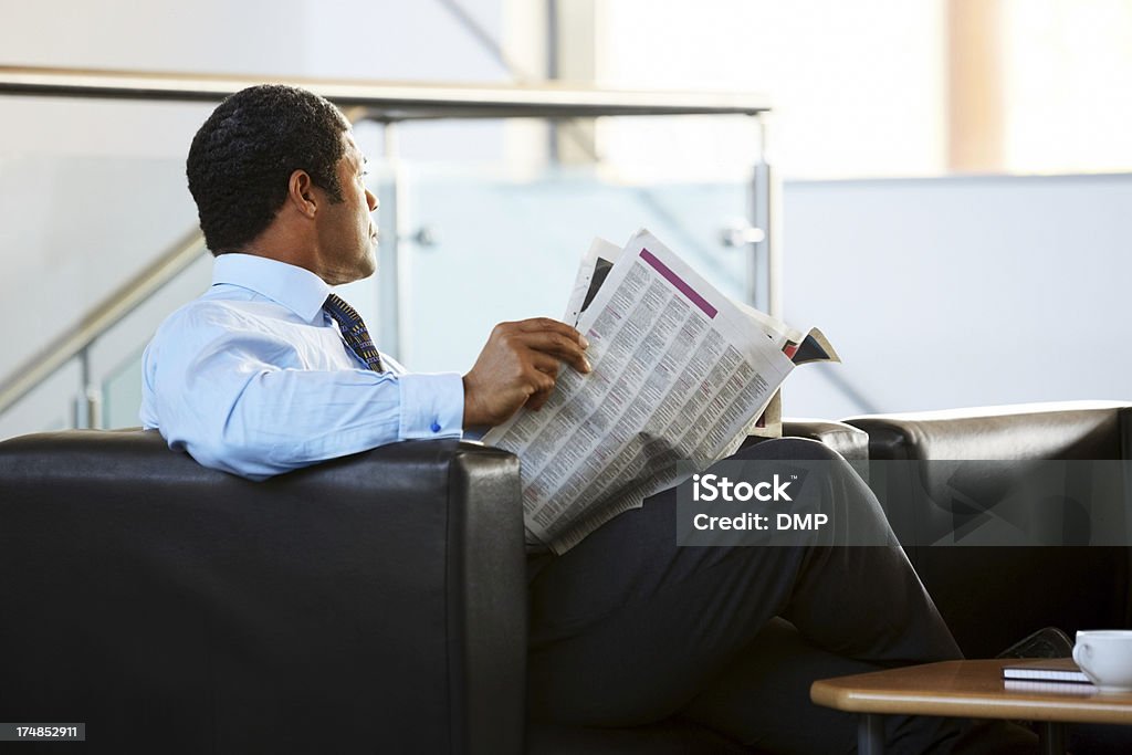Ispanico Uomo d'affari rilassante durante la pausa - Foto stock royalty-free di Giornale