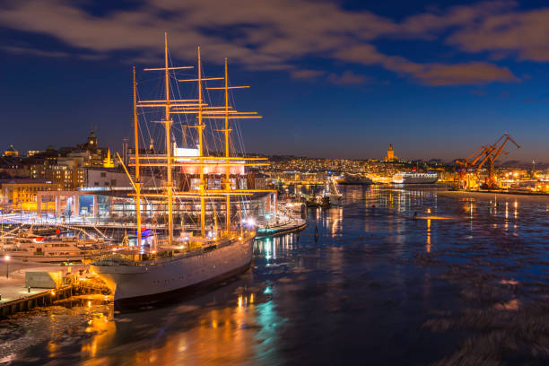 大型帆船 - tall ship gothenburg sweden night ストックフォトと画像