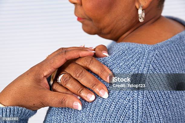 Schmerzen Senior Afrikanische Herkunft Frau Schulter Schmerzen Hast Stockfoto und mehr Bilder von Schmerz