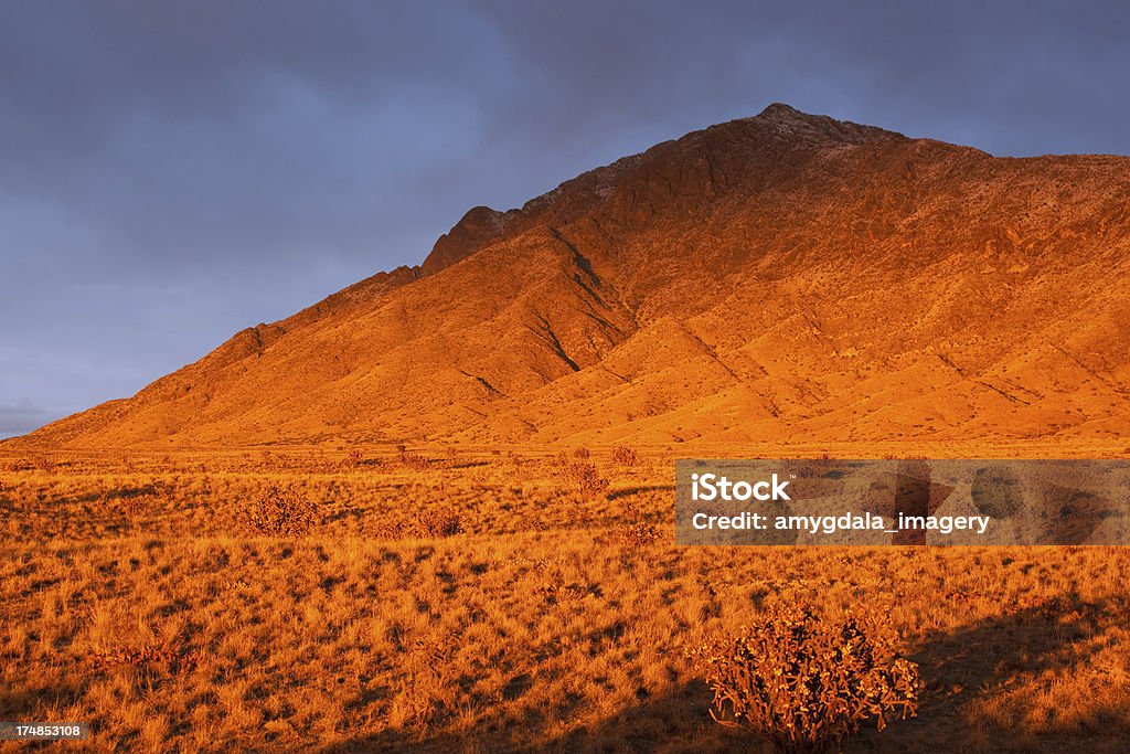 色鮮やかな山の夕暮れの風景 - なだらかな起伏のある地形のロイヤリティフリーストックフォト