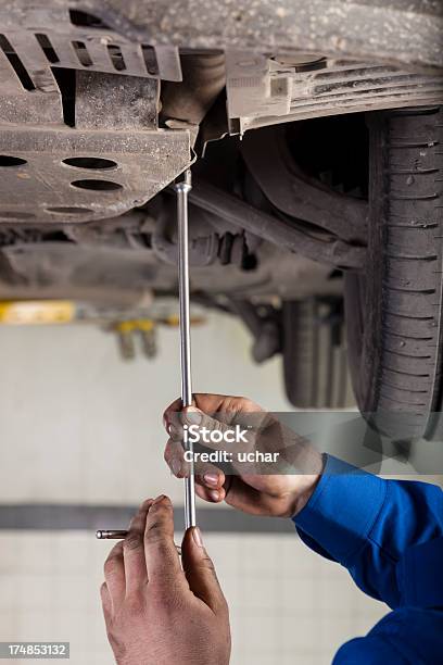 Foto de Motor De Reparos e mais fotos de stock de Adulto - Adulto, Banco de Carpinteiro, Chave Inglesa - Chave de porcas