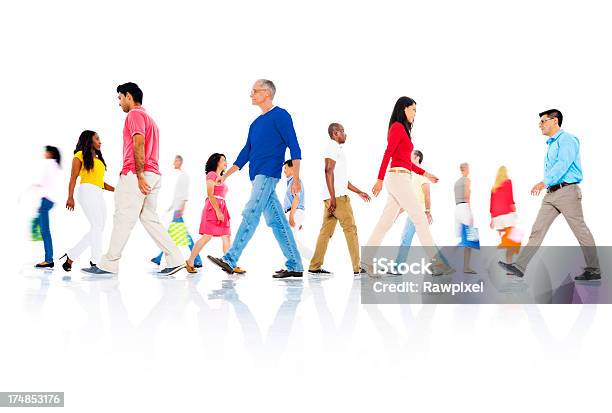 Multiethnischen Gruppe Von Menschen Stockfoto und mehr Bilder von Gehen - Gehen, Freisteller – Neutraler Hintergrund, Menschen