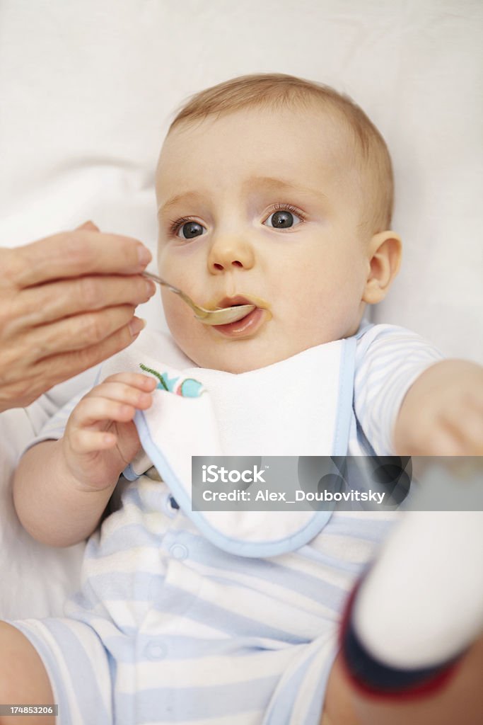 Der baby Füttern - Lizenzfrei 0-11 Monate Stock-Foto