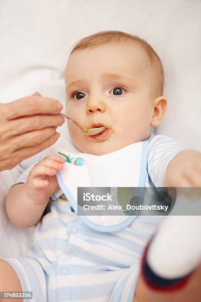 Żywienie Dziecka - zdjęcia stockowe i więcej obrazów 0 - 11 miesięcy - 0 - 11 miesięcy, 2-5 miesiące, Chłopcy