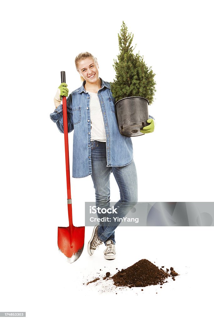 Teen femme planter des semis d'arbres à feuilles persistantes sur fond blanc - Photo de Bénévole libre de droits