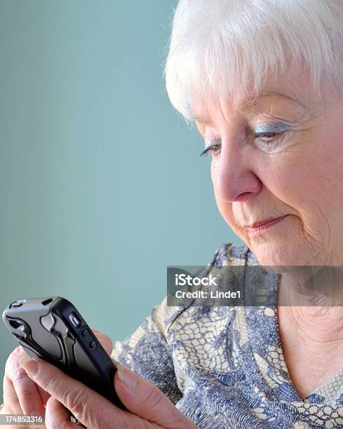 Atraente Mulher Idosa Com Telefone Móvel - Fotografias de stock e mais imagens de 60-69 Anos - 60-69 Anos, Adulto, Adulto maduro
