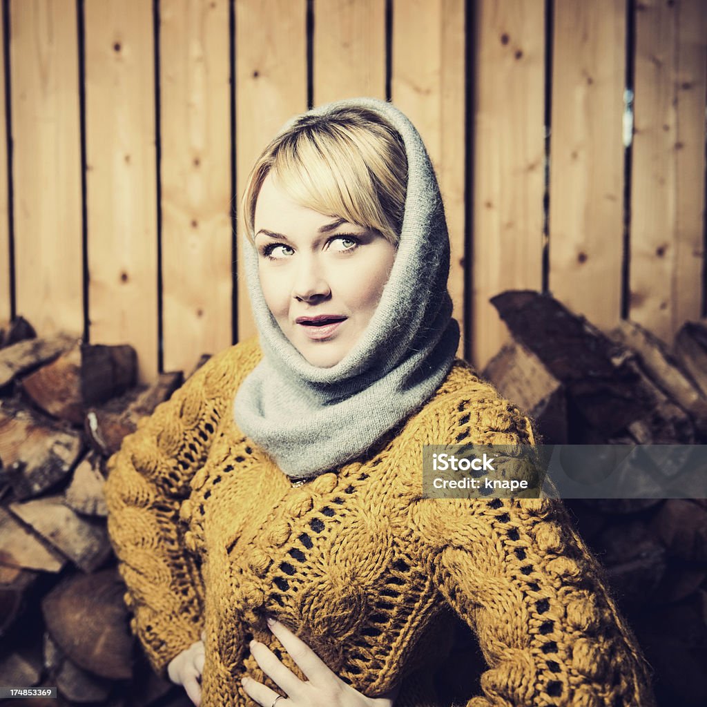 Mujer en un woodshed - Foto de stock de 25-29 años libre de derechos