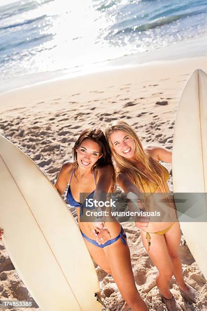 Молодые Женщины С Surfboards — стоковые фотографии и другие картинки Активный образ жизни - Активный образ жизни, Беззаботный, Бикини