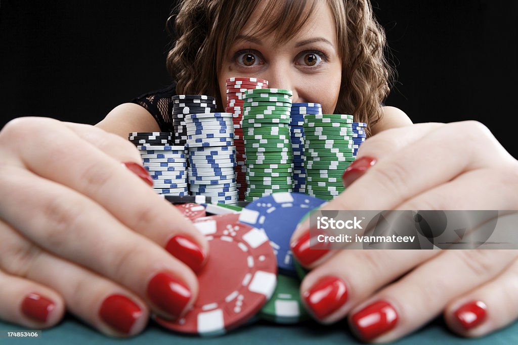 Giovane donna con un chip di gioco d'azzardo - Foto stock royalty-free di Adulto