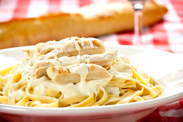 鶏のフェットチーネアルフレドに白ワイン - fettuccine alfredo chicken pasta fettuccine ストックフォトと画像