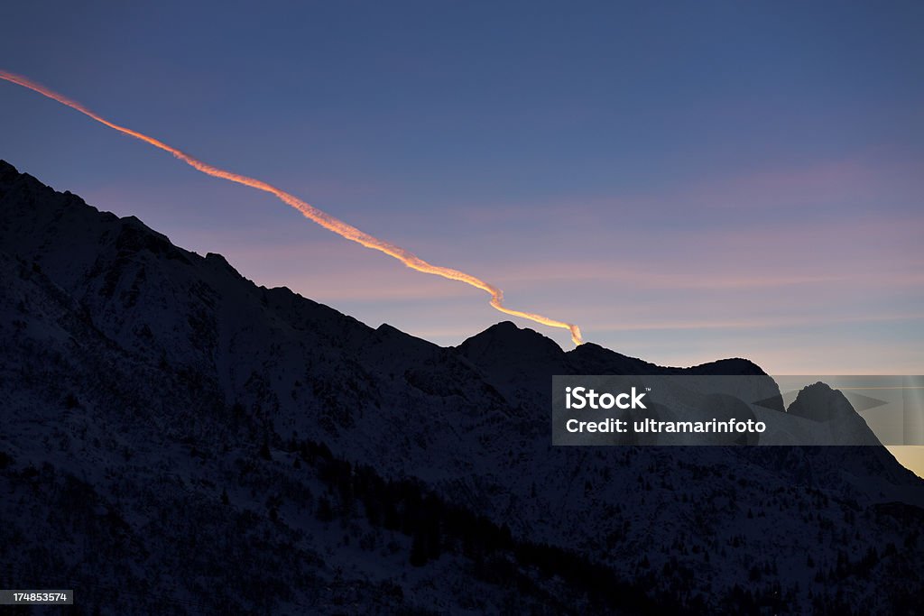 Atardecer en las montañas - Foto de stock de Aire libre libre de derechos