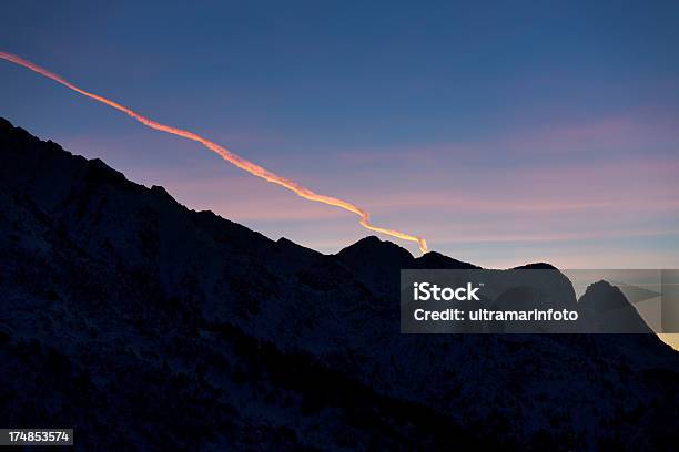 Atardecer En Las Montañas Foto de stock y más banco de imágenes de Aire libre - Aire libre, Anochecer, Avión