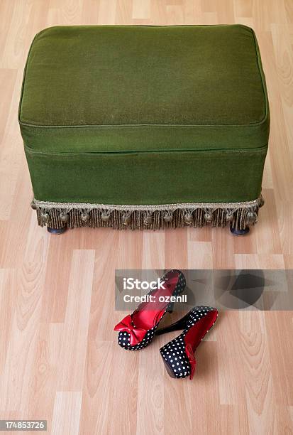 Vintage Pouffe Mit Highheels Schuh Stockfoto und mehr Bilder von Altertümlich - Altertümlich, Puffhocker, Retrostil