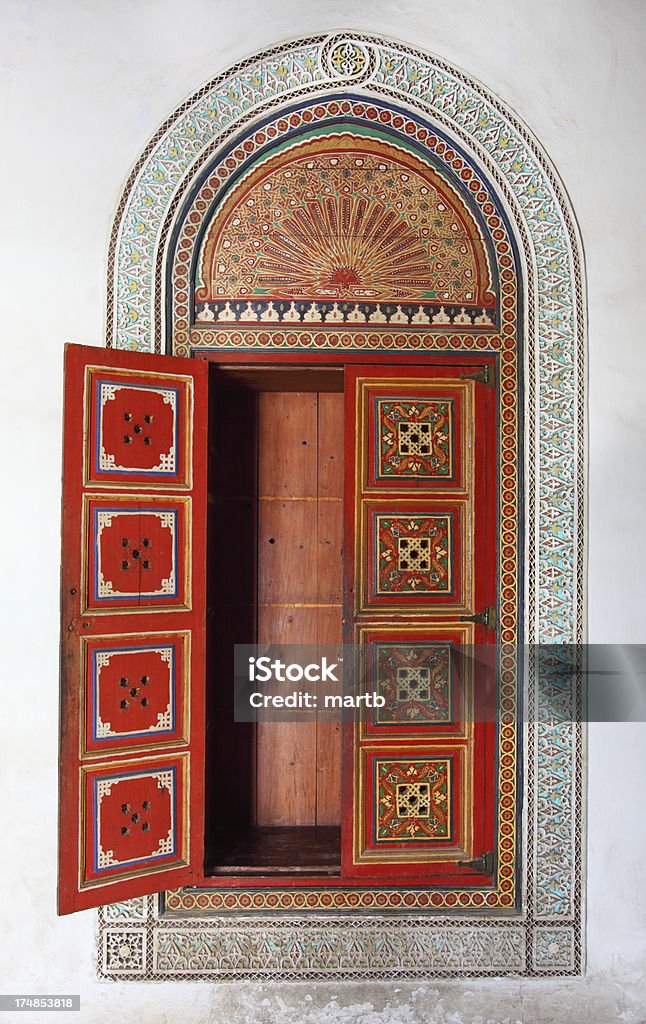 Марокканское decorativly окрашенной штукатурки шкаф - Стоковые фото Арка - архитектурный элемент роялти-фри
