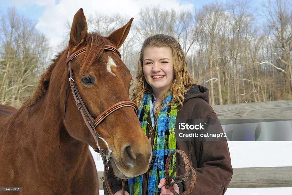Teen Dziewczyna z konia, na zewnątrz Zima śnieg - Zbiór zdjęć royalty-free (14-15 lat)
