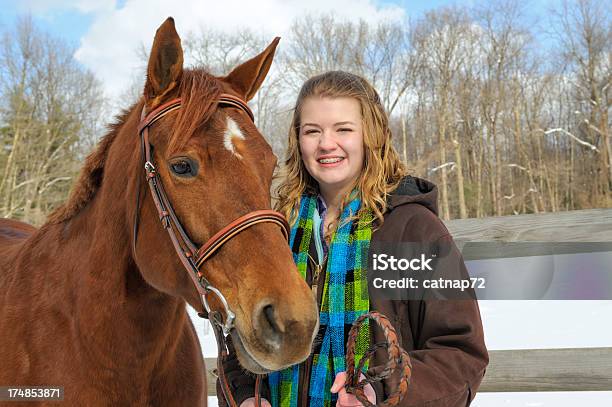 Teen Com Cavalo Menina Ao Ar Livre Inverno Com Neve - Fotografias de stock e mais imagens de 14-15 Anos
