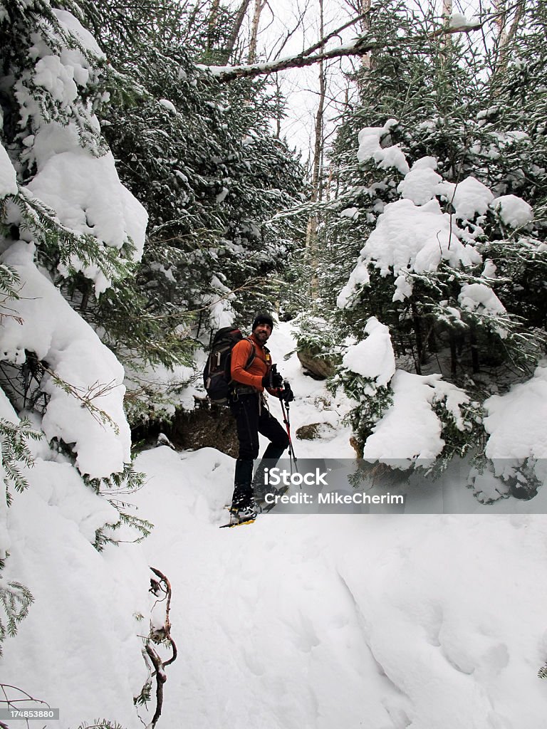 Bota de invierno en el sendero - Foto de stock de 50-54 años libre de derechos