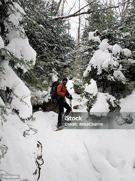 Bota De Invierno En El Sendero Foto de stock y más banco de imágenes de 50-54 años - 50-54 años, Abeto, Abeto Picea