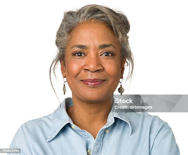 Calma Sonriendo Retrato De Mujer Madura Foto de stock y más banco de imágenes de Retrato - Retrato, Mujeres, Fondo blanco