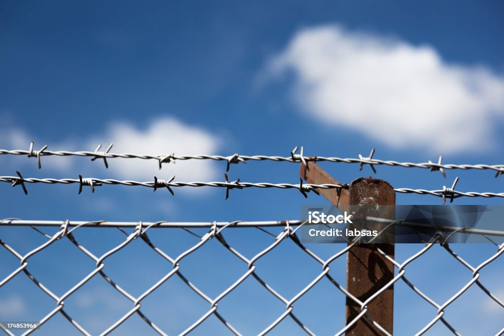 Filo spinato recinzione. - Foto stock royalty-free di Ambientazione esterna
