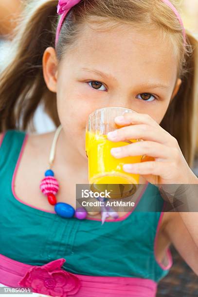 Bere Succo Di Frutta - Fotografie stock e altre immagini di Arancia - Arancia, Arancione, Bambino