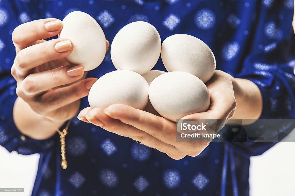 Femme tenant des œufs - Photo de 30-34 ans libre de droits
