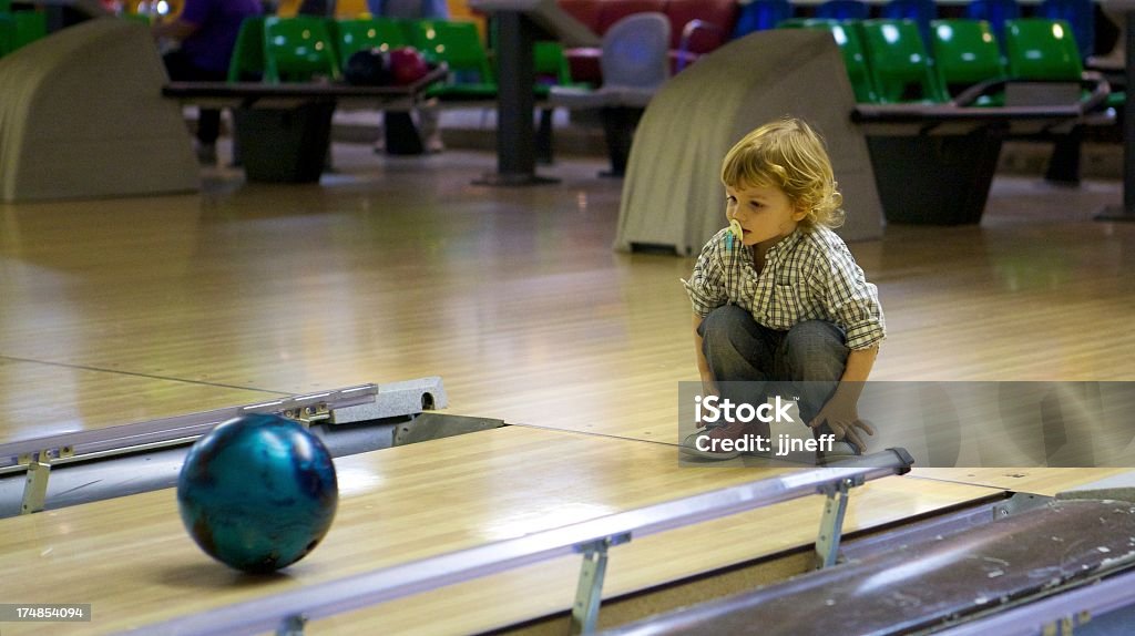 Mały chłopiec Bowling - Zbiór zdjęć royalty-free (Bowling)