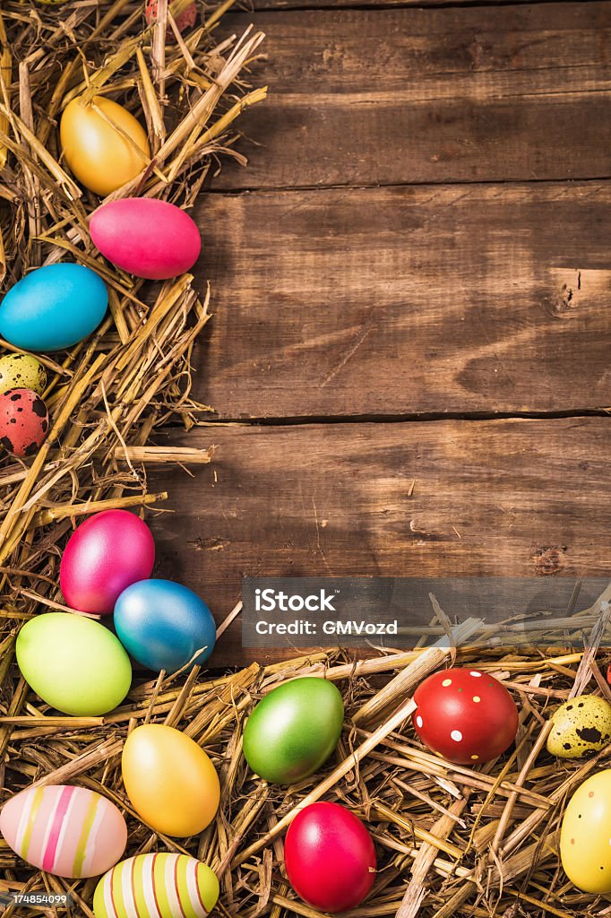 Oeufs de Pâques coloré décoré sur fond en bois - Photo de Bordure libre de droits