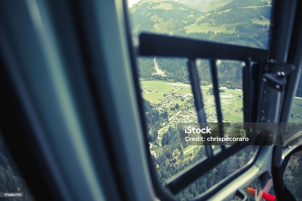 Vista da janela de um helicóptero - Foto de stock de Aldeia royalty-free