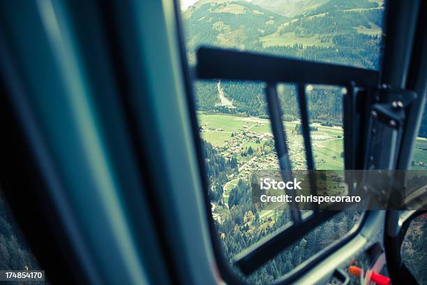 Foto de Vista Da Janela De Um Helicóptero e mais fotos de stock de Aldeia - Aldeia, Alpes europeus, Bernese Oberland