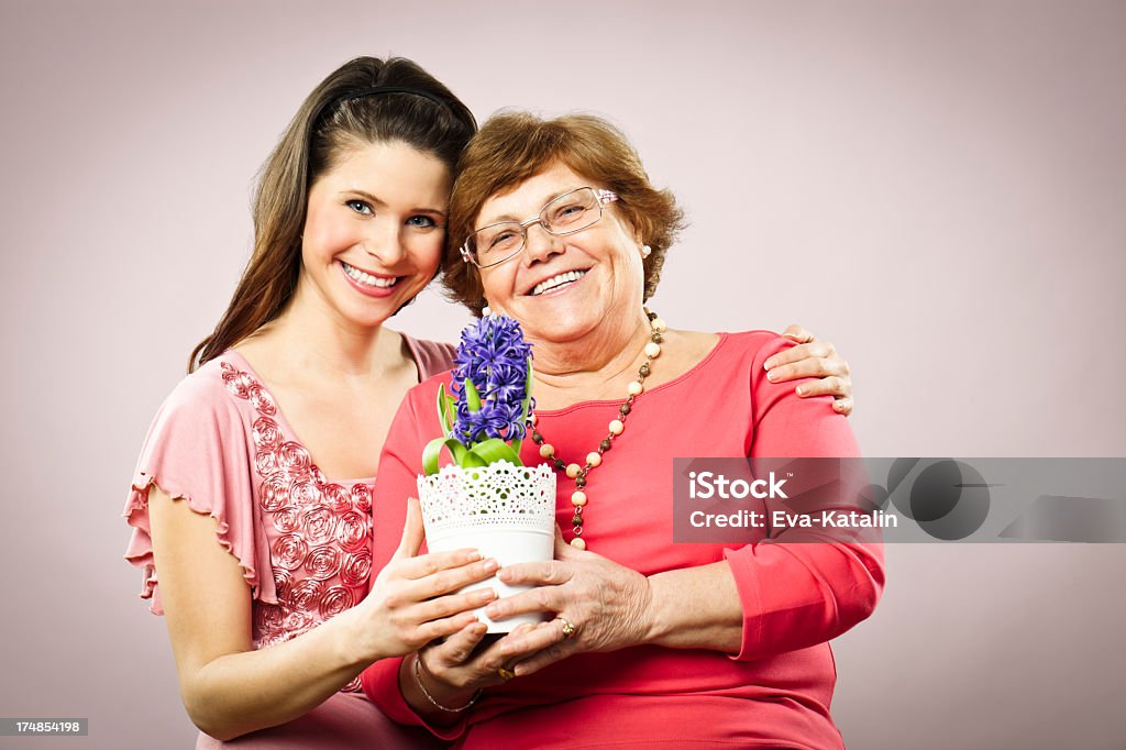 Granddaughter abrazándose su abuela - Foto de stock de Abuela libre de derechos