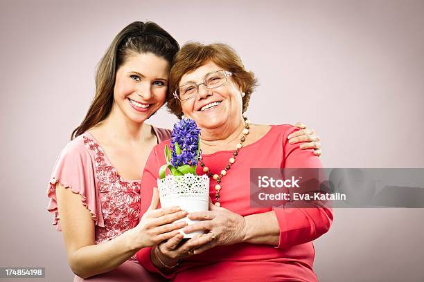 Granddaughter Abrazándose Su Abuela Foto de stock y más banco de imágenes de Abuela - Abuela, Foto de estudio, Nieta