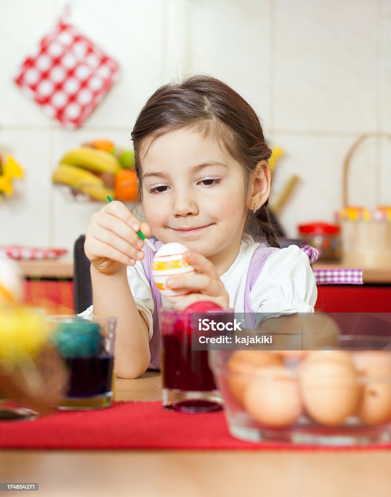 Menina de pintura de ovos de Páscoa - Foto de stock de 4-5 Anos royalty-free