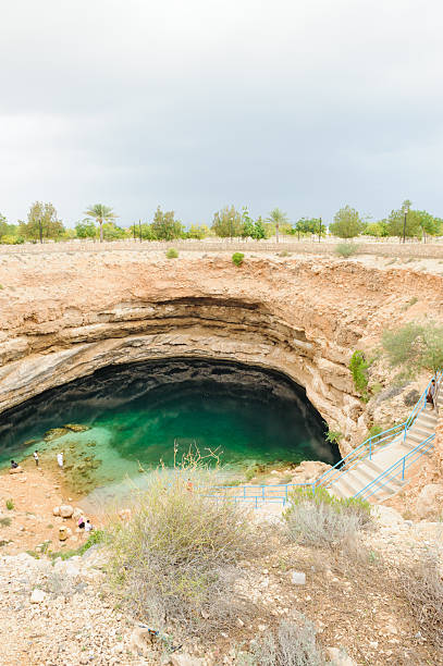 유명한 피트케언 싱크홀 - natural phenomenon hawiyat najm park cliff cave 뉴스 사진 이미지