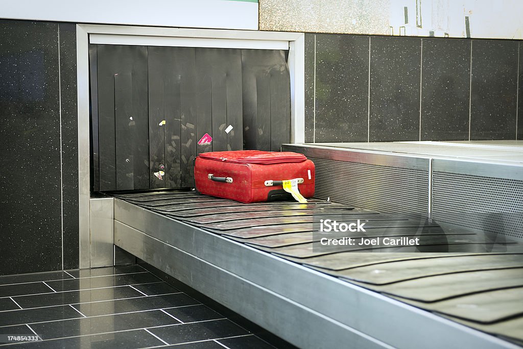 Bagage sur un carrousel à bagages à l'aéroport - Photo de Aéroport libre de droits