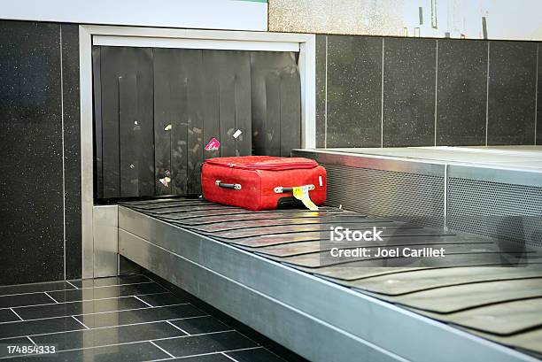 Pedaço De Bagagem No Aeroporto Carrossel De Bagagens - Fotografias de stock e mais imagens de Aeroporto