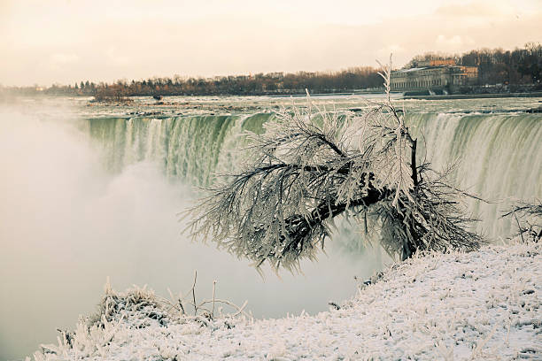 winter niagara falls - niagara river niagara falls heat haze fog stock-fotos und bilder