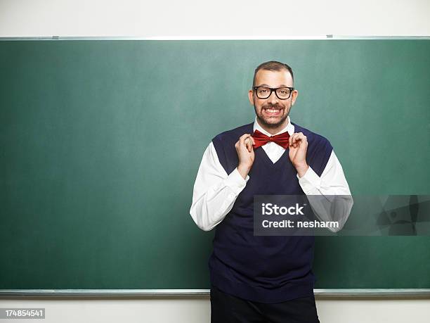 Macho Posando Caixadeóculos - Fotografias de stock e mais imagens de 20-24 Anos - 20-24 Anos, Adulto, Aluno da Universidade