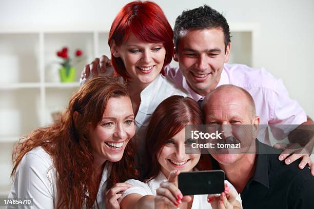 Foto de Equipe De Negócios Tirando Uma Foto e mais fotos de stock de Adulto - Adulto, Adulto maduro, Amizade